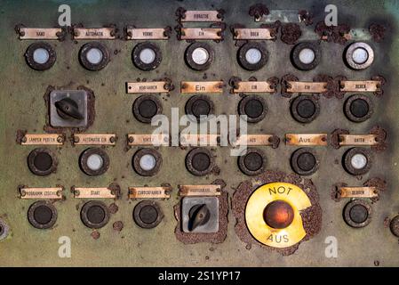 Elementi di controllo di una vecchia macchina industriale, macchina da stampa di una cokeria, vecchio, analogico, meccanico, interruttore di arresto di emergenza, lampade di segnalazione, ma Foto Stock