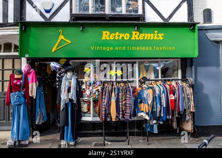 Negozio di abbigliamento vintage retro Remix, Canterbury, Kent, Regno Unito. Foto Stock