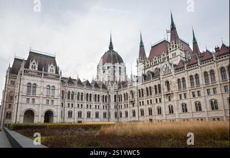 Vista grandangolare del famoso edificio del parlamento in stile neogotico nel centro di Budapest, Ungheria Foto Stock