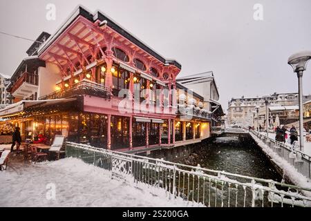 Scene invernali nella località sciistica di Chamonix-Mont-Blanc nelle Alpi francesi. Ristorante Rose de Pont Foto Stock