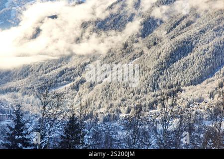 Scene invernali nella località sciistica di Chamonix-Mont-Blanc nelle Alpi francesi. catena montuosa Foto Stock