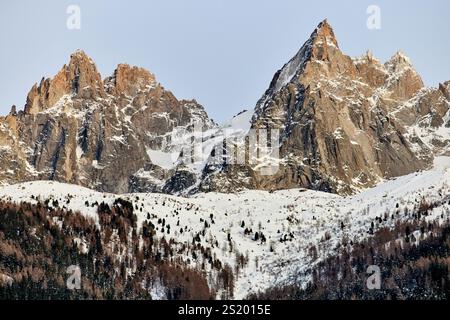 Scene invernali nella località sciistica di Chamonix-Mont-Blanc nelle Alpi francesi, catena montuosa Foto Stock