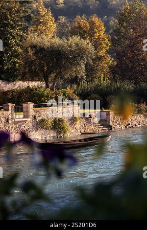 Una barca di legno sul fiume Mincio in provincia di Verona. Foto Stock