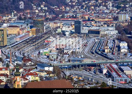 Innsbruck, Austria. 4 gennaio 2025. Stazione ferroviaria centrale al 73. Four Hills Tournament Ski Jumping il 4 gennaio 2025 a Bergisel Schanze a Innsbruck, Tirolo, Austria, fotografo: ddp Images/STAR-Images Credit: ddp media GmbH/Alamy Live News Foto Stock