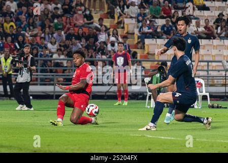 Bangkok, Thailandia. 5 gennaio 2025. Rafaelson Bezerra (L) del Vietnam visto in azione durante la finale di Coppa ASEAN 2024 tra Thailandia e Vietnam allo stadio nazionale Rajamangala. Punteggio finale; Thailandia 2 : 3 Vietnam (Vietnam vince in aggregato 5 : 3). Credito: SOPA Images Limited/Alamy Live News Foto Stock