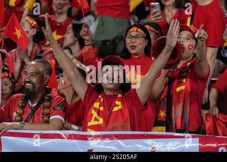 Bangkok, Thailandia. 5 gennaio 2025. I tifosi del Vietnam cantano slogan durante la finale della Coppa ASEAN 2024 tra Thailandia e Vietnam allo stadio nazionale Rajamangala. Punteggio finale; Thailandia 2 : 3 Vietnam (Vietnam vince in aggregato 5 : 3). (Foto di Peerapon Boonyakiat/SOPA Images/Sipa USA) credito: SIPA USA/Alamy Live News Foto Stock