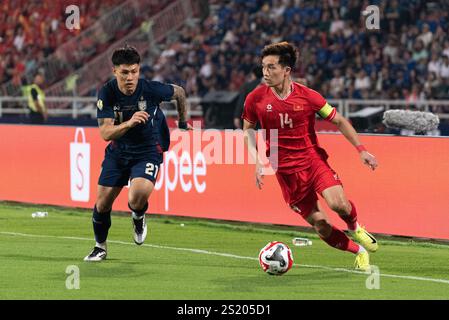 Bangkok, Thailandia. 5 gennaio 2025. Nguyen Hoang Duc #14 del Vietnam e Suphanan Bureerat #21 della Thailandia visti in azione durante la finale dell'ASEAN Cup 2024 tra Thailandia e Vietnam allo stadio nazionale Rajamangala. Punteggio finale; Thailandia 2 : 3 Vietnam (Vietnam vince in aggregato 5 : 3). (Foto di Peerapon Boonyakiat/SOPA Images/Sipa USA) credito: SIPA USA/Alamy Live News Foto Stock
