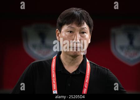 Bangkok, Thailandia. 5 gennaio 2025. Kim Sang-sik, capo allenatore del Vietnam, ha visto i gesti prima della finale dell'ASEAN Cup 2024 tra Thailandia e Vietnam allo stadio nazionale Rajamangala. Punteggio finale; Thailandia 2 : 3 Vietnam (Vietnam vince in aggregato 5 : 3). (Foto di Peerapon Boonyakiat/SOPA Images/Sipa USA) credito: SIPA USA/Alamy Live News Foto Stock