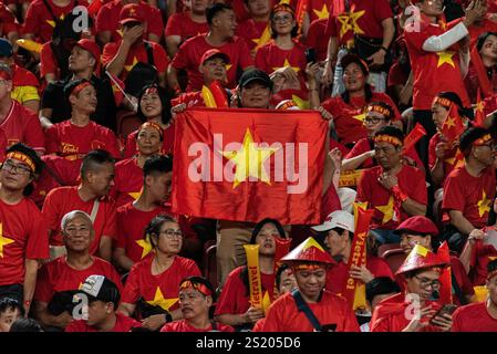 Bangkok, Thailandia. 5 gennaio 2025. Un sostenitore del Vietnam detiene una bandiera nazionale durante la finale della Coppa ASEAN 2024 tra Thailandia e Vietnam allo stadio nazionale Rajamangala. Punteggio finale; Thailandia 2 : 3 Vietnam (Vietnam vince in aggregato 5 : 3). (Foto di Peerapon Boonyakiat/SOPA Images/Sipa USA) credito: SIPA USA/Alamy Live News Foto Stock