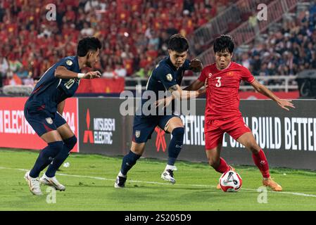 Bangkok, Thailandia. 5 gennaio 2025. Nguyen Van vi #3 del Vietnam e Suphanan Bureerat (C) della Thailandia visti in azione durante la finale dell'ASEAN Cup 2024 tra Thailandia e Vietnam allo stadio nazionale Rajamangala. Punteggio finale; Thailandia 2 : 3 Vietnam (Vietnam vince in aggregato 5 : 3). (Foto di Peerapon Boonyakiat/SOPA Images/Sipa USA) credito: SIPA USA/Alamy Live News Foto Stock