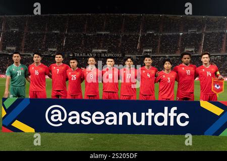 Bangkok, Thailandia. 5 gennaio 2025. I giocatori del Vietnam posano per una foto di gruppo durante la finale dell'ASEAN Cup 2024 tra Thailandia e Vietnam allo stadio nazionale Rajamangala. Punteggio finale; Thailandia 2 : 3 Vietnam (Vietnam vince in aggregato 5 : 3). (Foto di Peerapon Boonyakiat/SOPA Images/Sipa USA) credito: SIPA USA/Alamy Live News Foto Stock