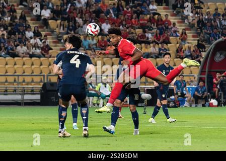 Bangkok, Thailandia. 5 gennaio 2025. Rafaelson Bezerra (R) del Vietnam visto in azione durante la finale di Coppa ASEAN 2024 tra Thailandia e Vietnam allo stadio nazionale Rajamangala. Punteggio finale; Thailandia 2 : 3 Vietnam (Vietnam vince in aggregato 5 : 3). (Foto di Peerapon Boonyakiat/SOPA Image/Sipa USA) credito: SIPA USA/Alamy Live News Foto Stock