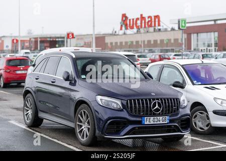 Nancy, Francia - Vista su una Mercedes-AMG GLC 63 blu parcheggiata in un parcheggio. Foto Stock