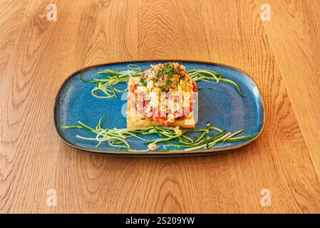 Questa preparazione consiste nel tagliare finemente il pesce crudo di alta qualità e mescolarlo con vari condimenti e condimenti per esaltare il suo sapore e la sua offerta Foto Stock