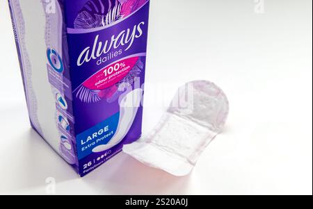Londra. UK-01.01.2025. Una scatola di tamponi per l'igiene mestruale del marchio americano sempre isolati su bianco. Foto Stock
