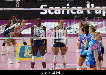Novara, Italia. 5 gennaio 2025. Campionato Italiano di pallavolo femminile 2024/25 partita tra Igor Novara e Numia VeroVolley Milano al Pala Igor, Novara, Italia il 5 gennaio 2025 durante Igor Gorgonzola Novara vs Numia vero Volley Milano, partita femminile di pallavolo italiano di serie A1 a Novara, Italia, 05 gennaio 2025 Credit: Independent Photo Agency/Alamy Live News Foto Stock