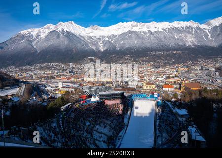 Innsbruck, Austria. 4 gennaio 2025. Vista panoramica dal 73. Four Hills Tournament Ski Jumping il 4 gennaio 2025 a Bergisel Schanze a Innsbruck, Tirolo, Austria, fotografo: ddp Images/STAR-Images Credit: ddp media GmbH/Alamy Live News Foto Stock