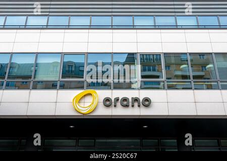 Facciata della sede di Orano (ex Areva), multinazionale francese specializzata nel settore del combustibile nucleare. Chatillon, Francia Foto Stock