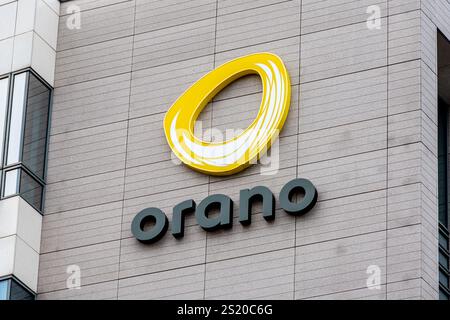 Cartello e logo all'ingresso della sede di Orano (ex Areva), multinazionale francese specializzata nel settore del combustibile nucleare Foto Stock
