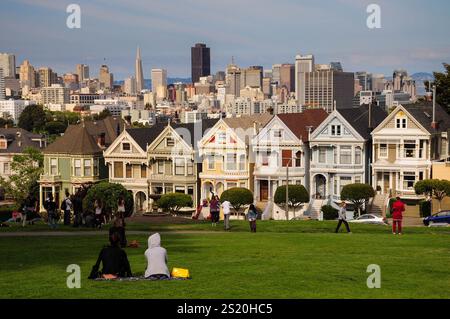 San Francisco, CALIFORNIA, Stati Uniti. 24 aprile 2012: Le iconiche signore dipinte di San Francisco con sfondo skyline in una giornata di sole. Foto Stock