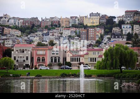 San Francisco, CALIFORNIA, Stati Uniti. 24 aprile 2012: Vista panoramica dell'architettura residenziale di San Francisco vicino a un tranquillo parco e laghetto. Foto Stock