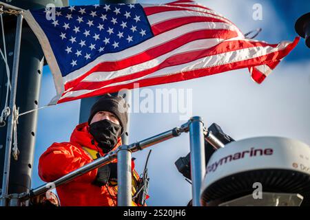 Kittery, Stati Uniti. 6 dicembre 2024. Un marinaio della Marina degli Stati Uniti si trova sulla torre di comando mentre il sommergibile d'attacco classe Virginia USS Texas parte dal cantiere navale di Portsmouth per le prove in mare, il 6 dicembre 2024 a Kittery, Maine. Il Texas ha subito riparazioni critiche e aggiornamenti del sistema vitali per estendere la vita di servizio del sottomarino. Credito: Branden Bourque/U.S. Navy/Alamy Live News Foto Stock