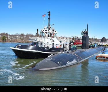 Kittery, Stati Uniti. 8 aprile 2024. I marinai della US Navy si trovano sulla torre di comando e sul ponte superiore del sottomarino nucleare di attacco rapido classe Los Angeles USS Greeneville mentre parte dal cantiere navale di Portsmouth a seguito di una manutenzione programmata, il 9 aprile 2024 a Kittery, Maine. Credito: MC1 Charlotte Oliver/U.S. Navy/Alamy Live News Foto Stock