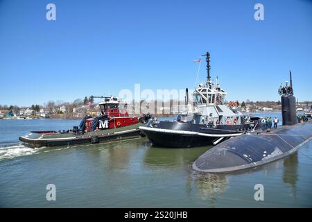 Kittery, Stati Uniti. 8 aprile 2024. I marinai della US Navy si trovano sulla torre di comando e sul ponte superiore del sottomarino nucleare di attacco rapido classe Los Angeles USS Greeneville mentre parte dal cantiere navale di Portsmouth a seguito di una manutenzione programmata, il 9 aprile 2024 a Kittery, Maine. Credito: MC1 Charlotte Oliver/U.S. Navy/Alamy Live News Foto Stock