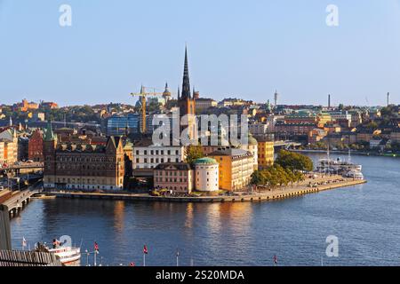 Vista mattutina di Gamla Stan (la città Vecchia) su Stadsholmen e della Chiesa di Riddarholmen , Stoccolma, capitale della Svezia in una giornata limpida e soleggiata Foto Stock