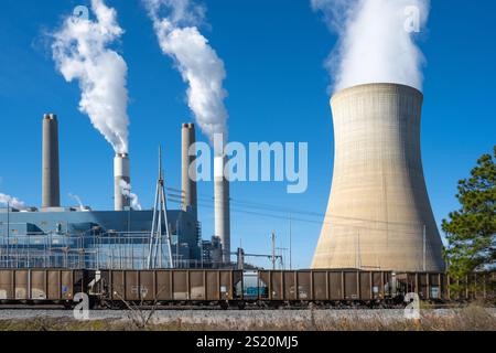 James H. Miller Jr., alimentato a carbone della Alabama Power Company. Centrale elettrica con treno del carbone vicino a Birmingham, a West Jefferson, Alabama. (USA) Foto Stock