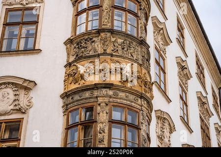 Facciata con finestra ad angolo scolpita della baia del Palazzo Hauenschild, edificio storico a Dolni namesti, Olomouc, regione della Moravia, Cechia Foto Stock