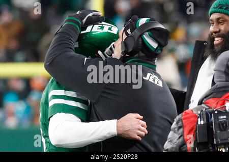 East Rutherford, Stati Uniti. 5 gennaio 2025. Jeff Ulbrich, capo-allenatore ad interim dei New York Jets, festeggia con Aaron Rodgers dopo che Rodgers lanciò il suo 500° passaggio da touchdown nei suoi 20 anni di carriera nel secondo quarto dell'ultima settimana della stagione regolare contro i Miami Dolphins al MetLife Stadium di East Rutherford, New Jersey, domenica 5 gennaio 2025. Foto di John Angelillo/UPI credito: UPI/Alamy Live News Foto Stock