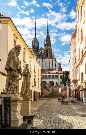 Statue di santi di fronte al Monastero dei Cappuccini e Cattedrale dei Santi Pietro e Paolo sullo sfondo, in Kapuscinske namesti, Brno, Cechia Foto Stock