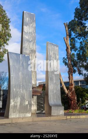 Il memoriale della Royal Australian Air Force sulla Anzac Parade, Canberra, Australia, un design stilizzato pensato per richiamare le ali degli aerei Foto Stock