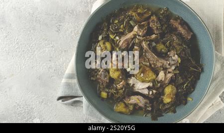 Chakapuli, piatto georgiano, carne stufata con erbe e tkemali, vino bianco, fatti in casa, nessuno Foto Stock