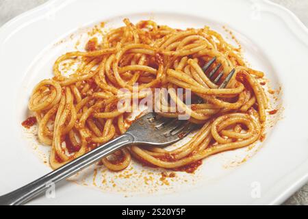 Un piatto con spaghetti alla bolognese rimasti, non c'è gente Foto Stock