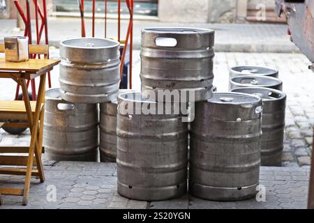 Botti di birra vuote da un birrificio di fronte a un pub. Austria Foto Stock
