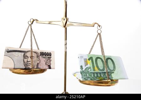 Yen giapponesi e banconote in euro europee su scala Foto Stock