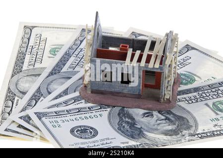 Un involucro di casa. Finanziamento con banconote in dollari Austria Foto Stock