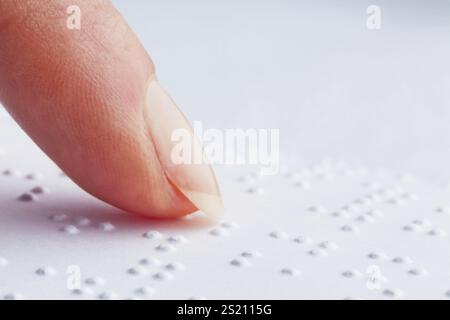 Dita e Braille. I ciechi leggono un libro in Braille, Fingers e Braille. I ciechi leggono un libro in Braille. Austria Foto Stock