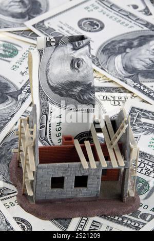 Un involucro di casa. Finanziamento con banconote in dollari Austria Foto Stock