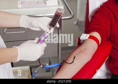 Infermiere e paziente che prelevano campioni di sangue. Sangue donato in campioni di sangue di laboratorio, infermiere e paziente. Ha donato sangue nel laboratorio del sangue. Austria Foto Stock