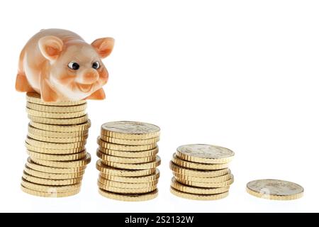 Pila di monete in euro con salvadanaio Austria Foto Stock