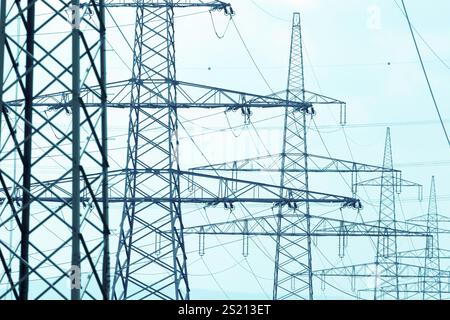 Molti piloni di una linea elettrica. Piloni ad alta tensione di fronte al cielo aperto Austria Foto Stock