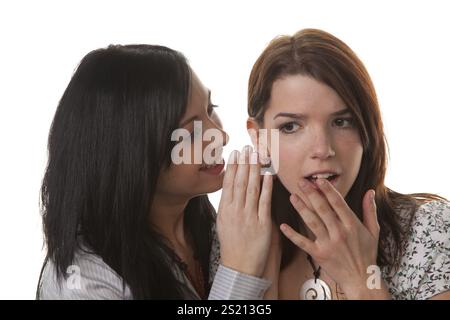 Due ragazze si sussurrano le ultime notizie in Austria Foto Stock