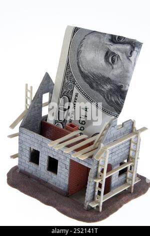 Un involucro di casa. Finanziamento con banconote in dollari Austria Foto Stock