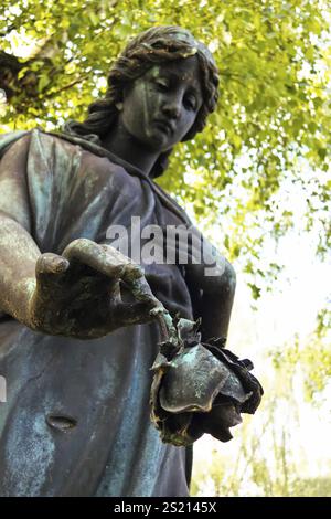 Un angelo custodisce una tomba in un cimitero in Austria Foto Stock