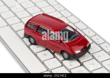 Auto sulla tastiera, foto simbolo per l'acquisto di auto e il commercio di auto su Internet Foto Stock