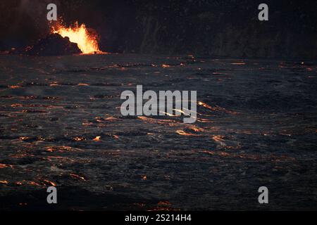 Big Island, Hawaii, Stati Uniti. 30 dicembre 2024. Le fontane di lava ardente illuminano il cratere di Halemaumau poco prima del tramonto il 30 dicembre 2024, sulla sommità del vulcano Kilauea nel Parco Nazionale dei Vulcani delle Hawaii, Hawaii. L'attuale eruzione, iniziata il 23 dicembre 2024, rimane attiva. All'alba, i geologi dell'USGS misuravano le altezze delle fontane raggiungendo costantemente circa 30 metri (100 piedi). I flussi di lava si estendono attualmente a 700 metri (2.300 piedi) dalla loro sorgente, coprendo un quarto del fondo del cratere. (Immagine di credito: © Laurel Smith/ZUMA Press Wire) SOLO PER USO EDITORIALE! Non per USO commerciale! Foto Stock