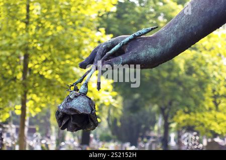 Un angelo custodisce una tomba in un cimitero in Austria Foto Stock